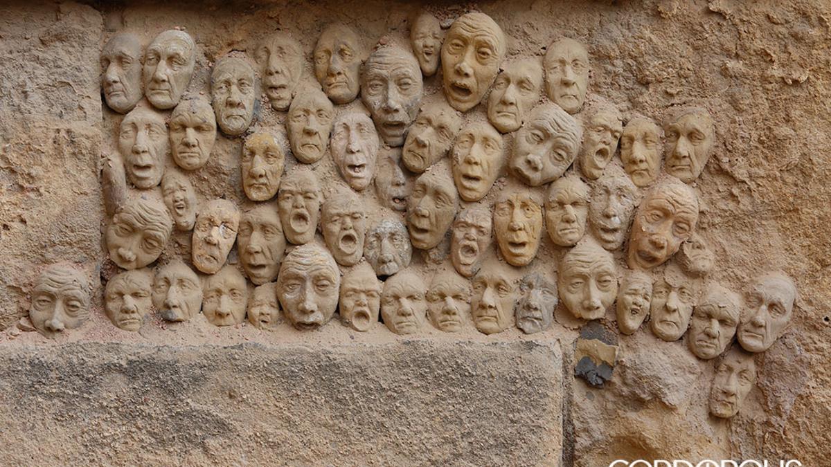 Caras pegadas en la Puerta de Almodóvar Álex Gallegos