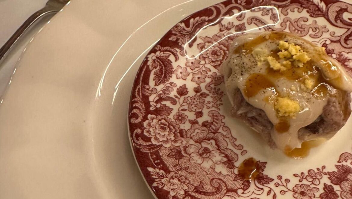 Huevo relleno con pringá del cocido / Bodegas Campos