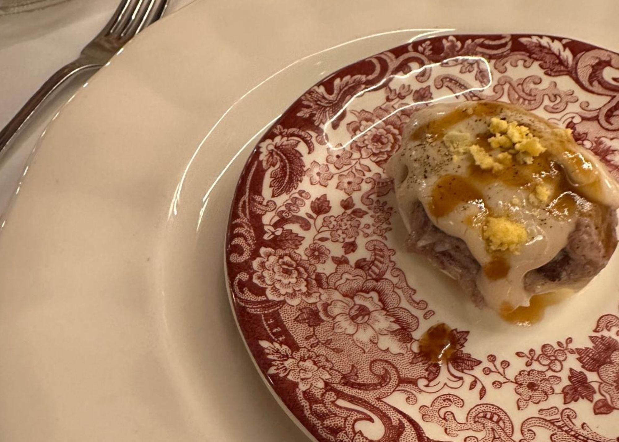 Huevo relleno con pringá del cocido / Bodegas Campos