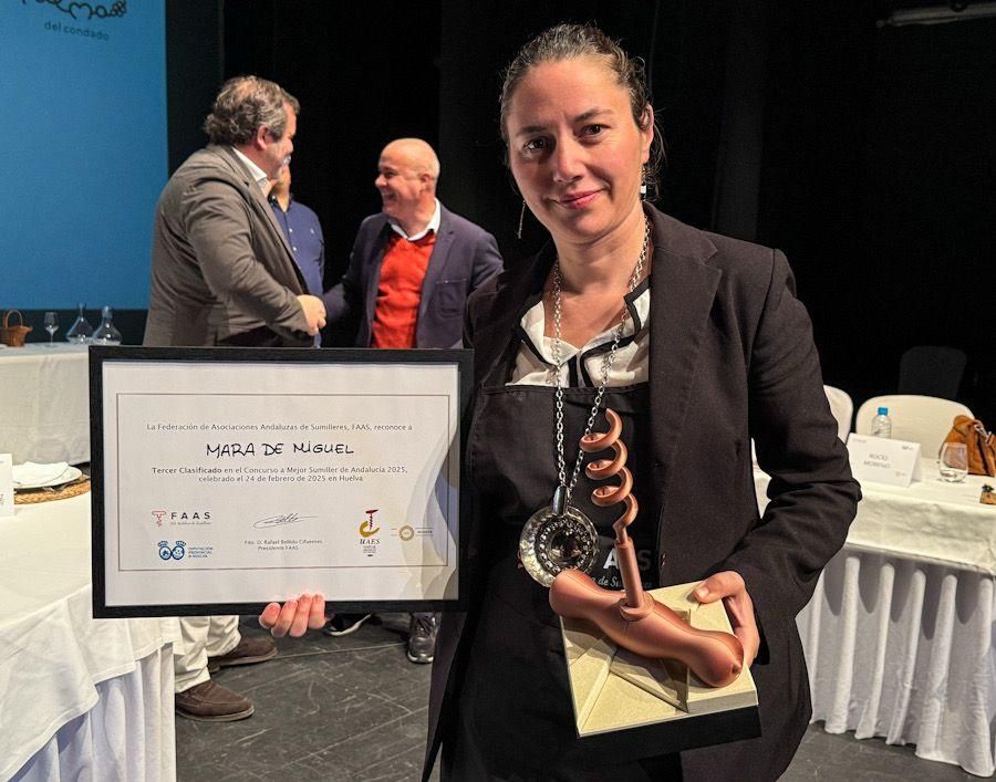 Mara de Miguel con su galardón / Federación de Asociaciones Andaluza de Sumilleres