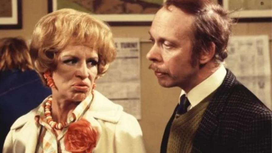 Brian Murphy, con Yootha Joyce en 'Los Roper'. / Archivo
