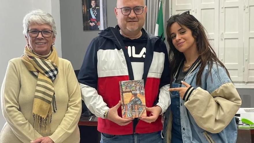 Camila Cabello, con su abuela y el alcalde de Torre del Mar / Redacción