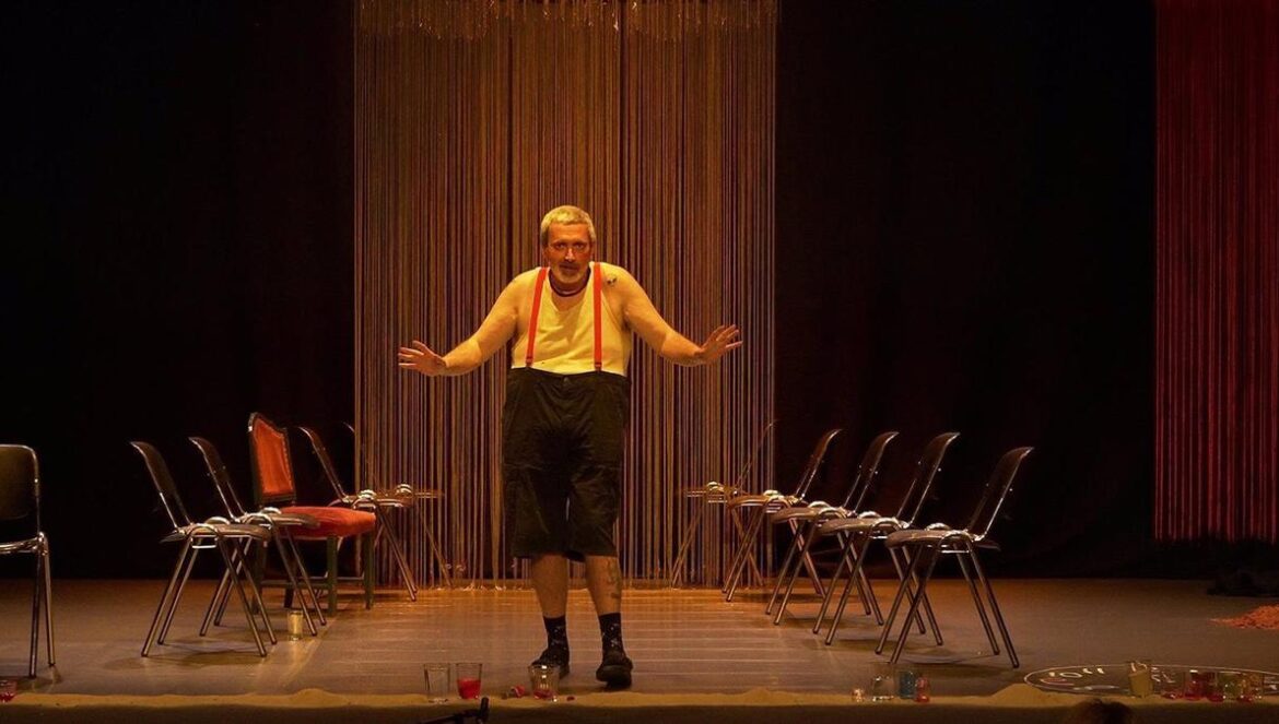 Puesta en escena de 'Sí a todo'.