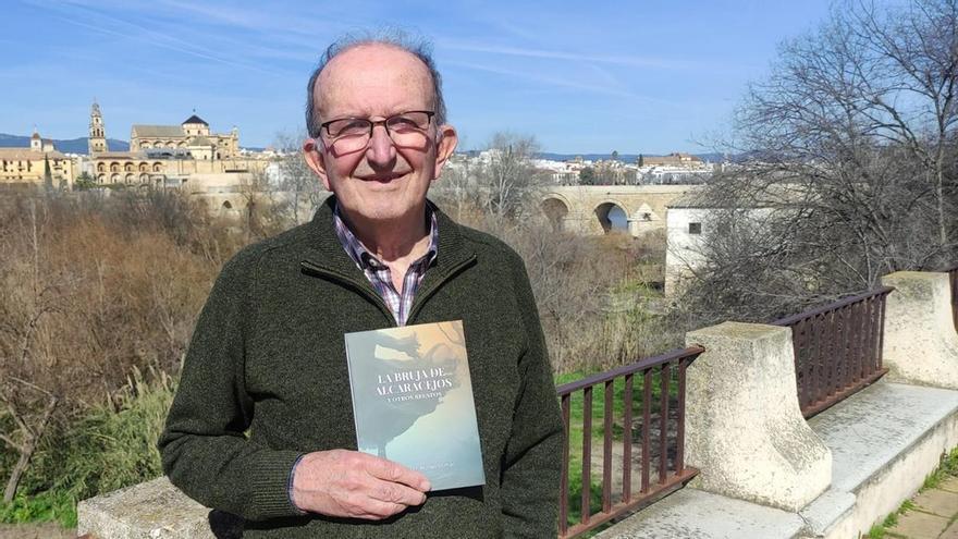 Sebastián Muriel, en la ribera del Guadalquivir, con su nuevo libro 'La bruja de Alcaracejos y otros relatos'. / CÓRDOBA