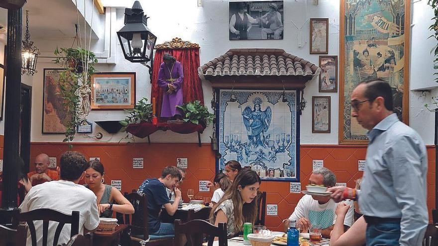 Rafael López cruza entre la clientela en la Taberna San Miguel-Casa El Pisto, una de las tabernas históricas más reconocidas. / A. J. González