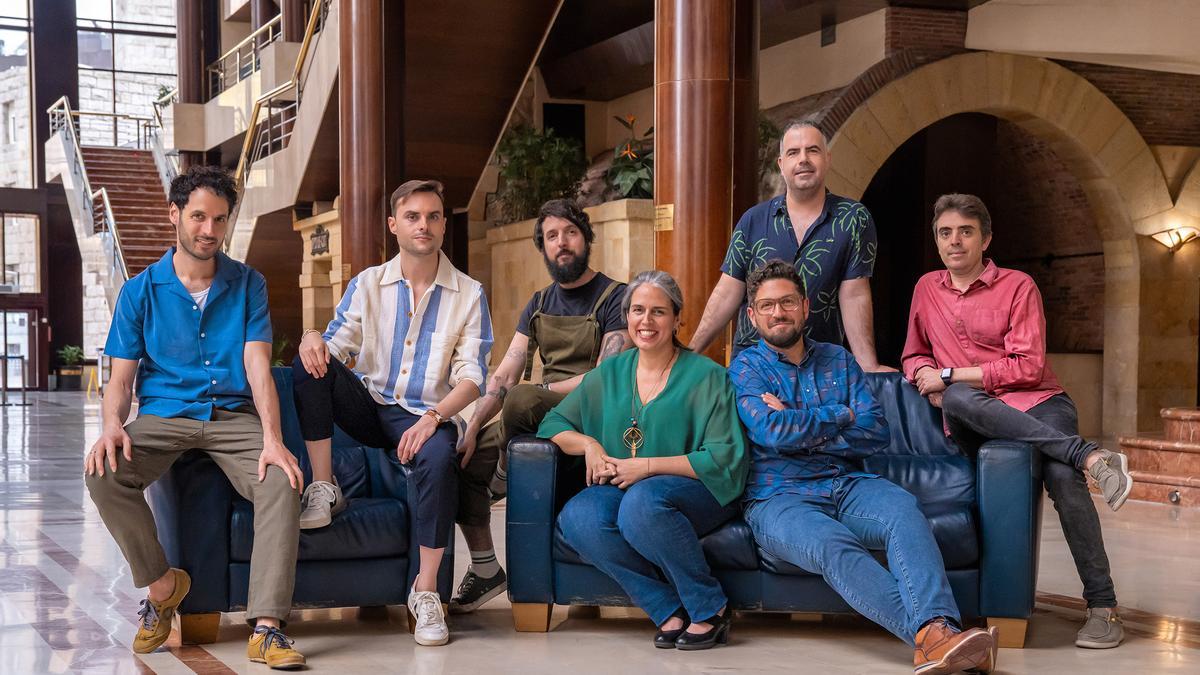 Pablo García-López, segundo por la izquierda, junto al resto del elenco que ha grabado 'De sópitu'.