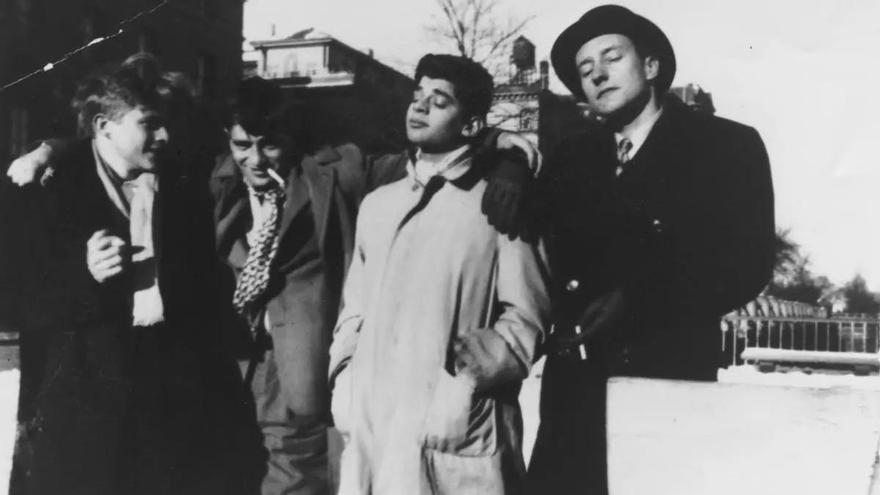 De izq, a dcha., Hal Chase, Jack Kerouac, Allen Ginsberg y William Burroughs, cerca de la universidad de Columbia hacia 1944. / / ALLEN GINSBERG - CORBI