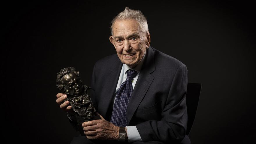Juan Mariné posa con su Goya de Honor 2024. / ACADEMIA DE CINE