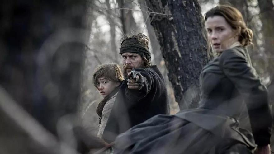 Preston Mota (Devin), Taylor Kitsch (Isaac) y Betty Gilpin (Sara) en una imagen de 'Érase una vez el Oeste'. / Netflix