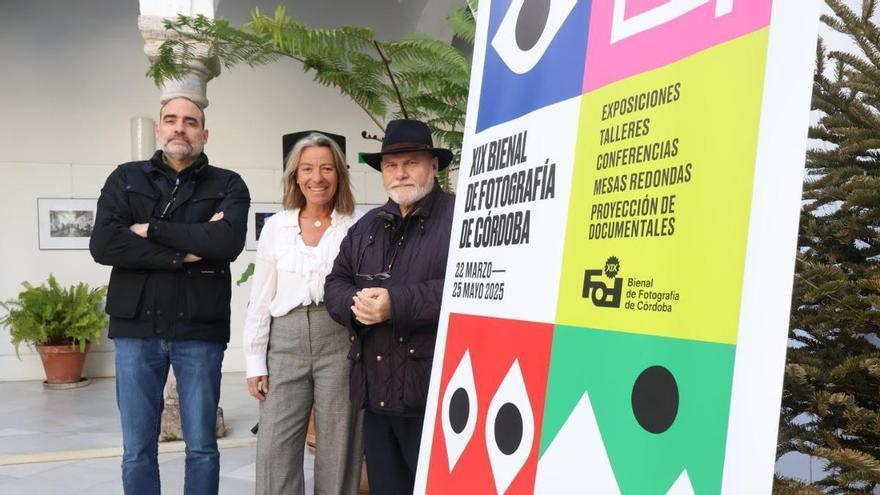 Óscar Fernández, Isabel Albás y José Gálvez, en la presentación de la 19 Bienal de Fotografía de Córdoba. / RAFAEL MELLADO