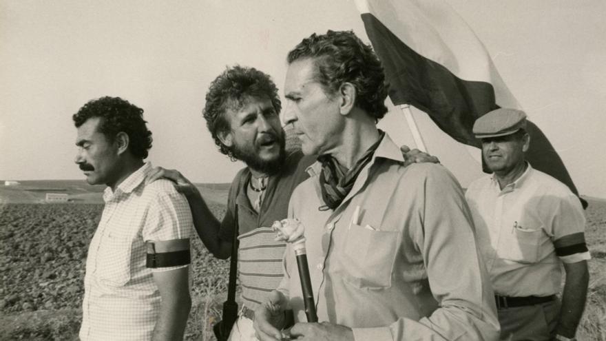 Antonio Gala, en una imagen de archivo, en una manifestación por el campo andaluz. / FRANCISCO GONZÁLEZ