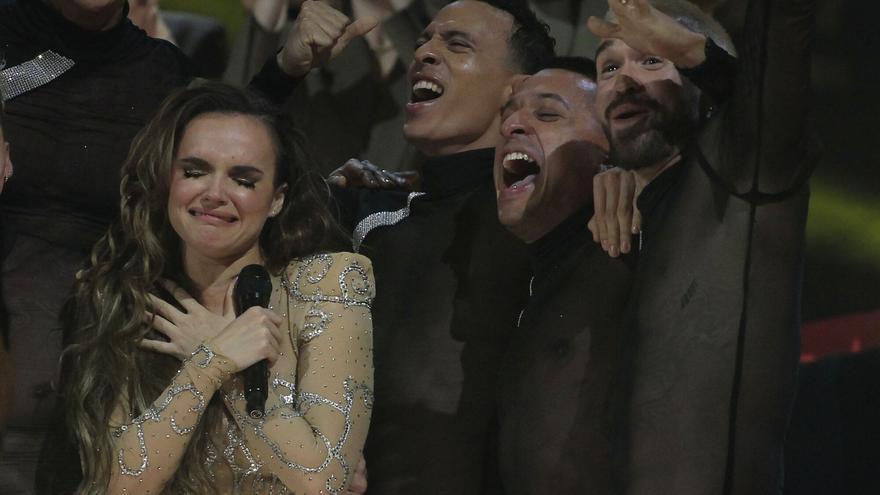 La cantante Melody, tras conocer que se ha proclamado ganadora de la gala final del Benidorm Fest 2025 que se ha celebrado hoy sábado en la localidad alicantina. / EFE/Morell