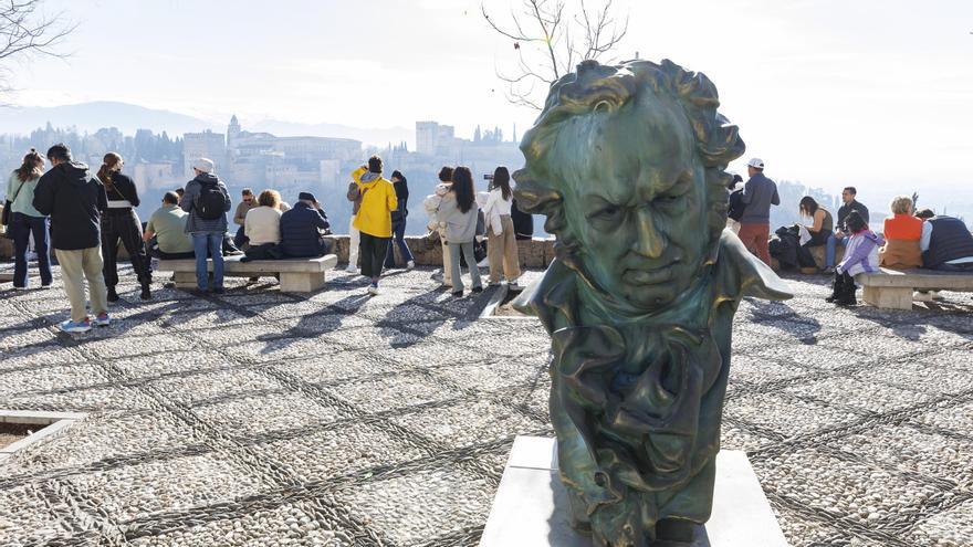 Imágenes de las estatuas y la exposición fotográfica conmemorativa de los Premios Goya en las calles de Granada, el pasado enero. / Álex Cámara - Europa Press