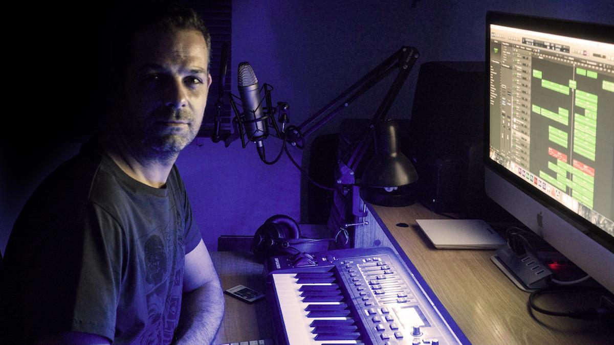 El compositor cordobés Tsode en su estudio.