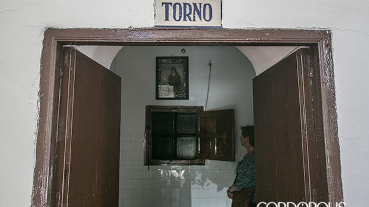 Una mujer espera ser atendida en el torno de las hermanas clarisas MADERO CUBERO