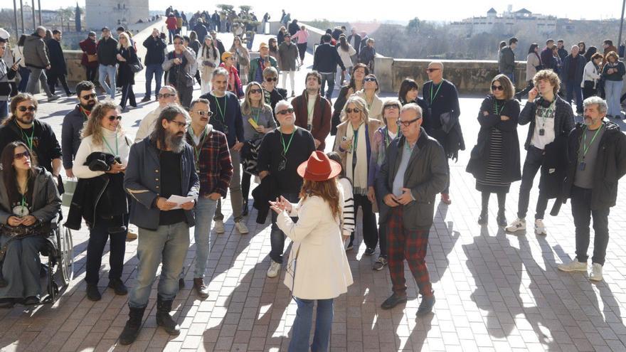 Decenas de personas participan en la actividad que da a conocer las localizaciones de cine de Córdoba. / Antonio Jesús González