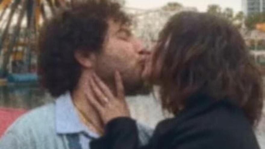Selena Gómez y Benny Blanco, en su vídeo promocional de 'Scared of Loving You'.