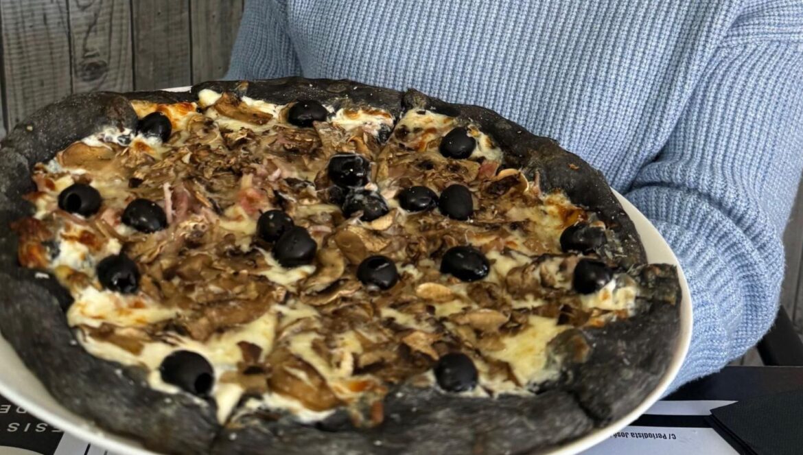 Pizza de carbón activo vegetal de La Bella Italia / Redes Sabor a Córdoba