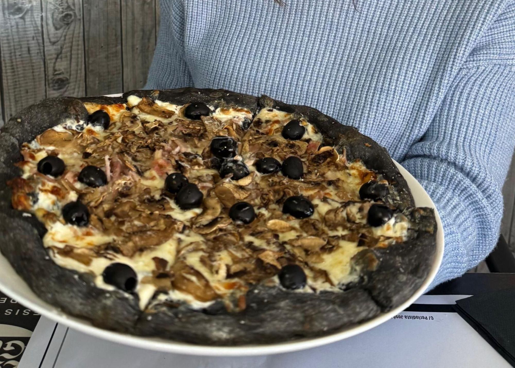 Pizza de carbón activo vegetal de La Bella Italia / Redes Sabor a Córdoba