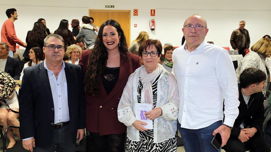 María Trillo Varo, en el centro, junto a sus padres y su tío Miguel. / JOSÉ ANTONIO AGUILAR