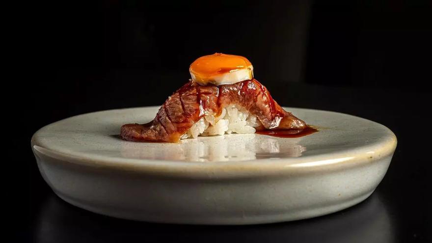 Waygu A5 a lo pobre, nigiri de carne de ternera japonesa coronado con un huevo de codorniz.