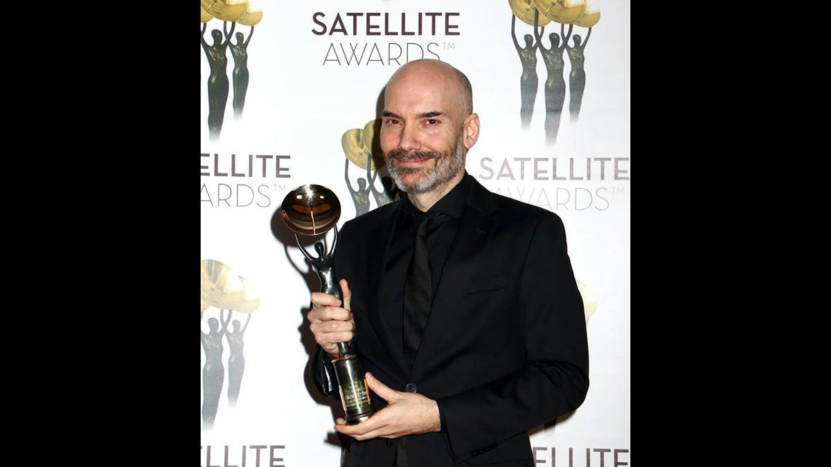 F.J. Gutiérrez, con el premio tras la gala de los Satellite Awards.