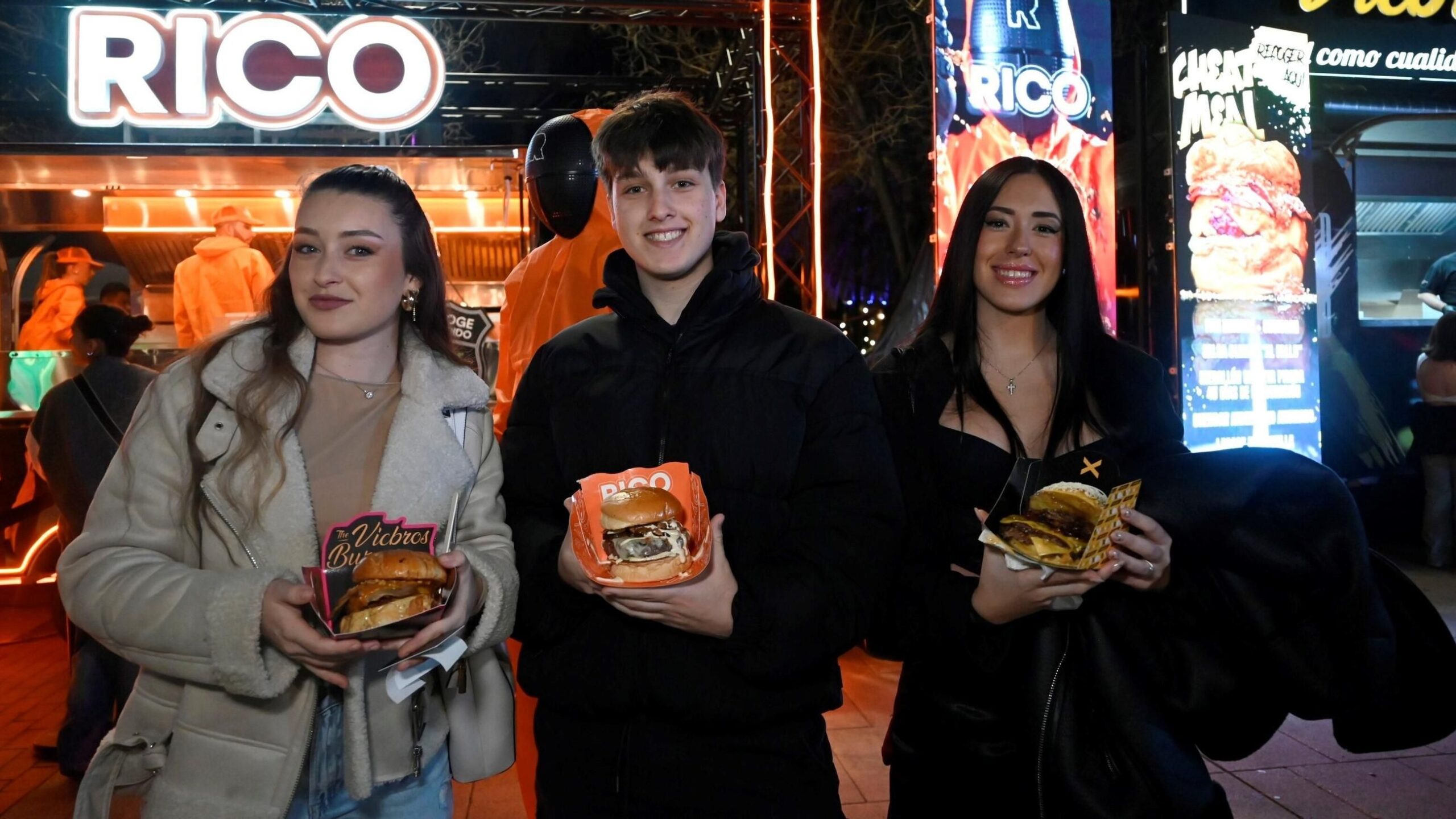 Tres jóvenes cordobeses muestra su elección en The Champions Burger Córdoba. / Juan Ayala