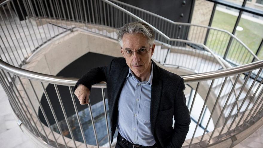 El historiador y escritor Julián Casanova, este viernes en la Facultad de Filosofía y Letras de la Universidad de Zaragoza. / MIGUEL ÁNGEL GRACIA