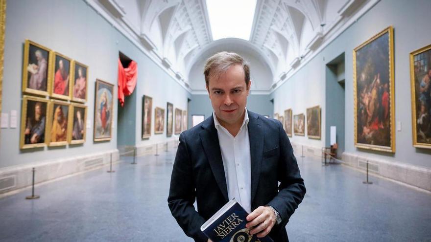Javier Sierra en el Museo del Prado, uno de los escenarios principales de su nueva novela, 'El plan maestro'.. / Javier Ocaña