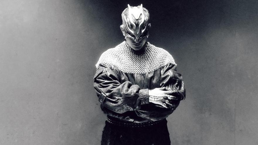 Recycled J, entre medieval y futurista en una foto promocional de su nuevo álbum. / / Cedida