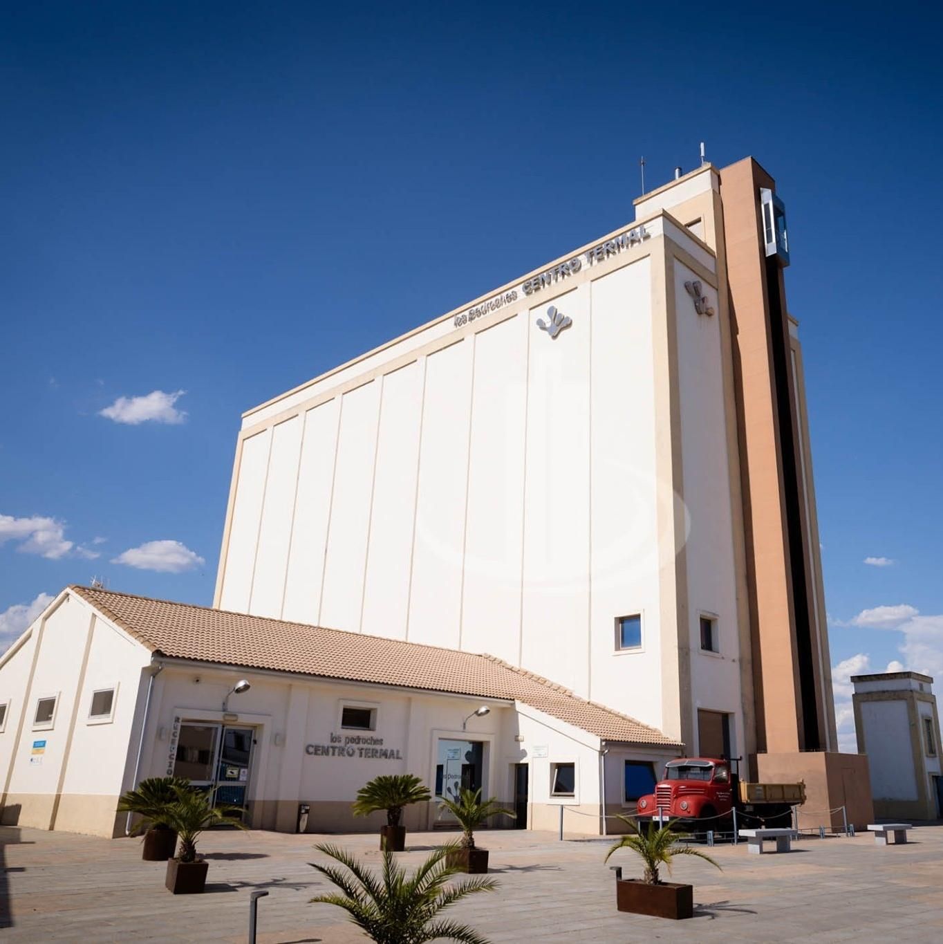 El Centro Termal Los Pedroches ocupa un antiguo silo de Alcaracejos / Redes Centro Termal Los Pedroches