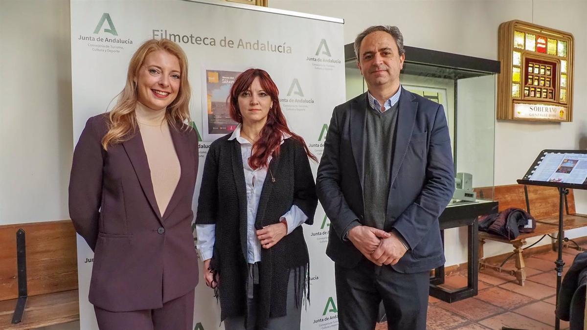 Desde la izda. Fátima Entrenas, directora del documenta; Aurora Torres, representante del II Ciclo de la Mujer en los Medios, y el gerente de la Filmoteca en Córdoba, Francisco de Paula Pérez.