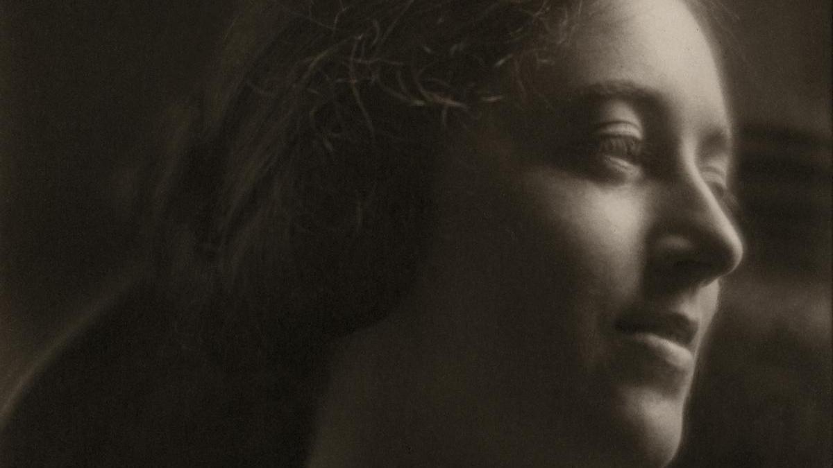 Margaret Watkins, una de las protagonistas de la Bienal de Fotografía. Presentación de la Bienal de Fotografía de Córdoba RAFA MELLADO García-Alix - Detalle de 'Autorretrato´ Untitled (Verna Skelton Posing for Cutex Advertisement), New York, 1924 | Margaret Watkins