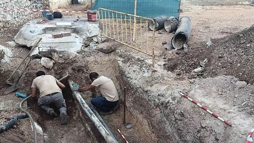 Trabajos llevados a cabo en la fosa número 8 del cementerio egabrense. / MORENO
