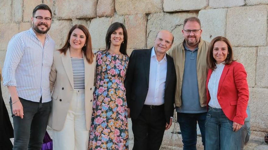 Vargas junto a Rodríguez Osuna y otros representantes públicos / Ayto. Mérida
