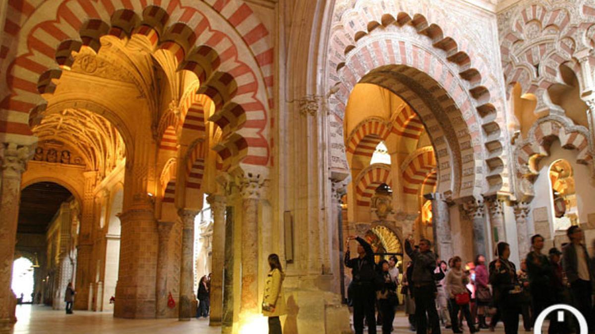 Interior de la Mezquita Catedral de Córdoba | MADERO CUBERO Nieva (centro), junto a Molina (2º dcha.) en el Patio de los Naranjos de la Mezquita-Catedral de Córdoba.