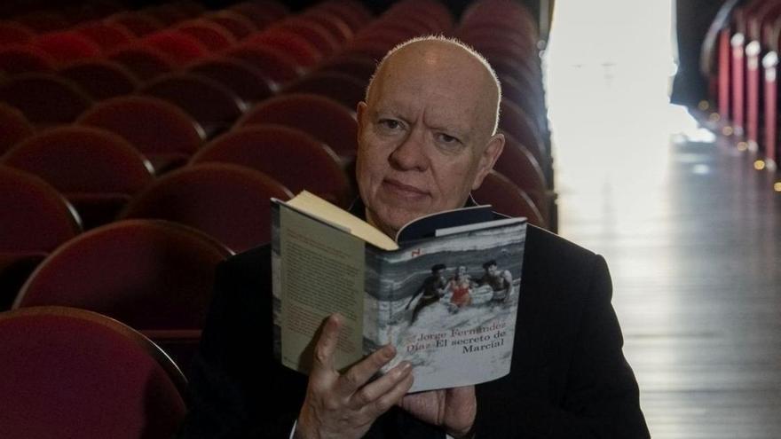Jorge Fernández Díaz, con un ejemplar de su novela. / CARLOS RUIZ