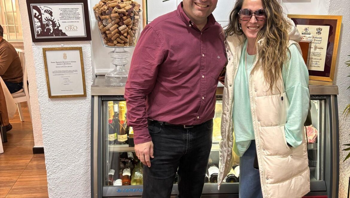 Ángel Sánchez, gerente de La Taberna de Almodóvar, junto a Malú / Redes La Taberna de Almodóvar