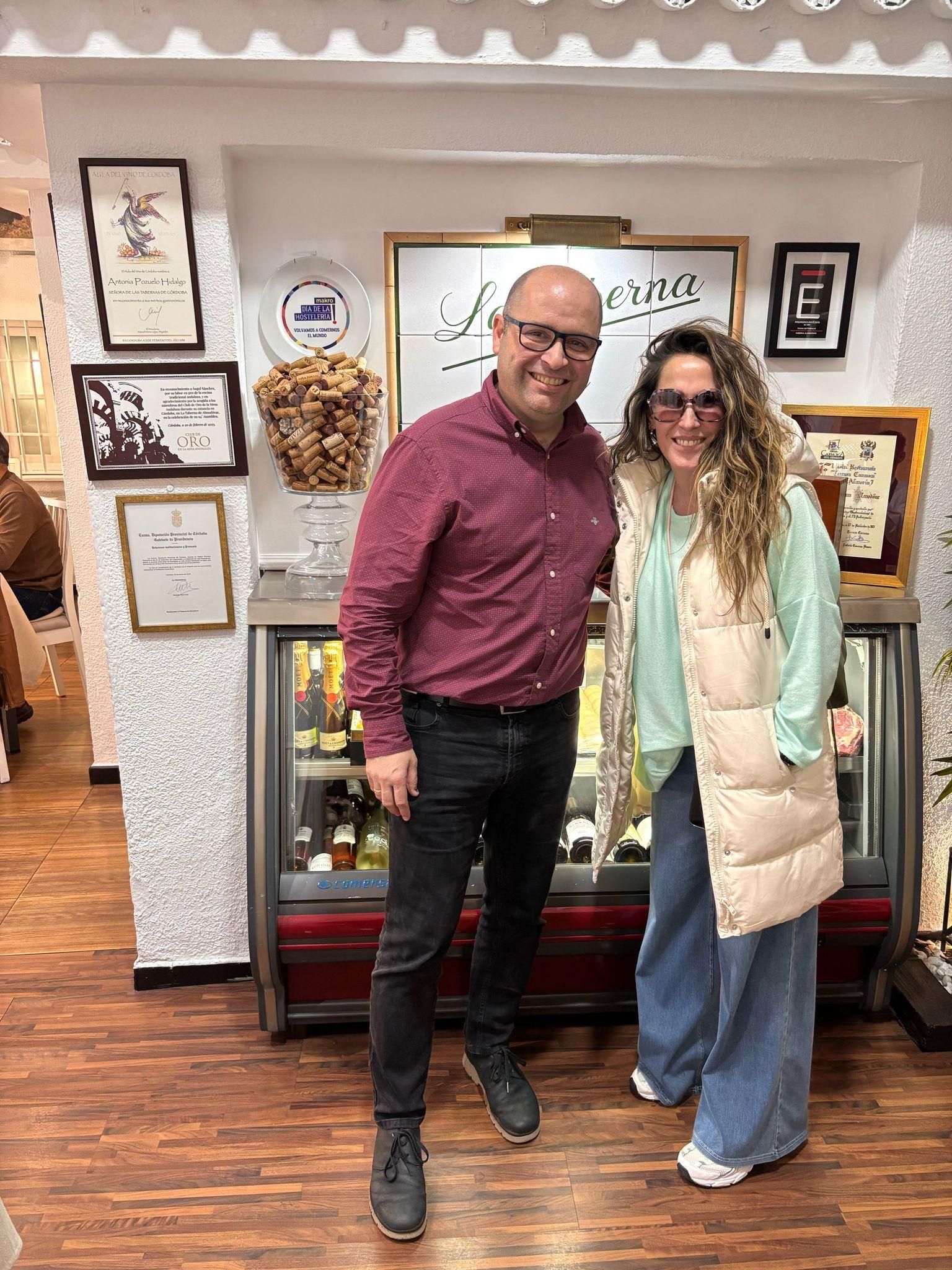 Ángel Sánchez, gerente de La Taberna de Almodóvar, junto a Malú / Redes La Taberna de Almodóvar