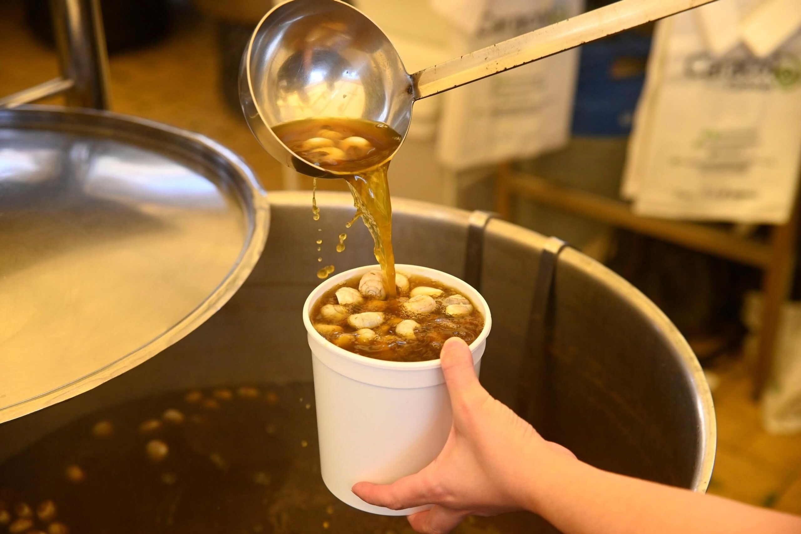 Caracoles en caldo / Juan Ayala