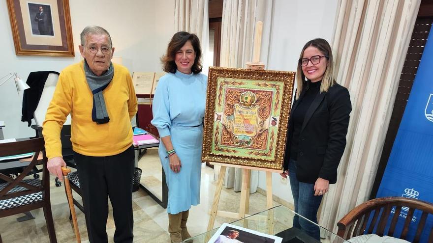 El presidente de la Peña Flamenca La Soleá, Gregorio González; la alcaldesa, Matilde Esteo, y la concejal de Cultura, Mari Ángeles Zamora, han presentado la 45º Semana Cultural Flamenca de Palma del Río. / E. MANZANO