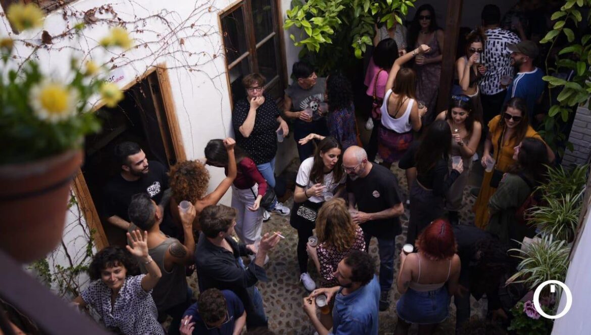 Imagen de archivo de una fiesta en el patio de la Casa Escondida JORDI VIDAL