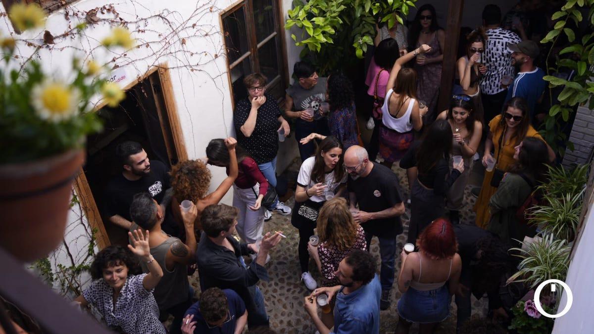 Imagen de archivo de una fiesta en el patio de la Casa Escondida JORDI VIDAL