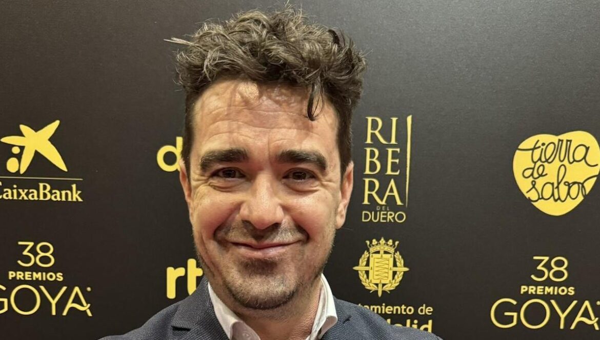 El montador cordobés Javi Frutos. Javier Macipe, exresidente de la Fundación Gala, recoge el Goya a Mejor Dirección Novel.
