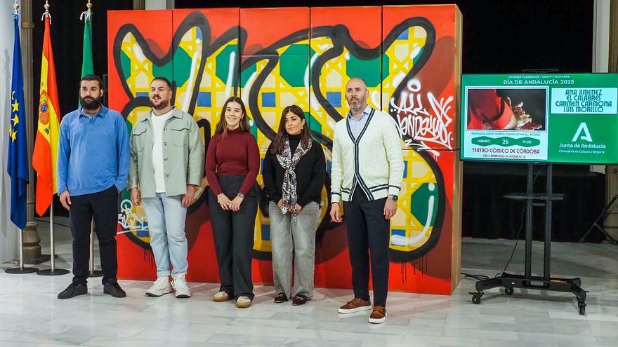 Jóvenes flamencos con el delegado de Cultura, en la presentación del espectáculo del 28F. / CÓRDOBA