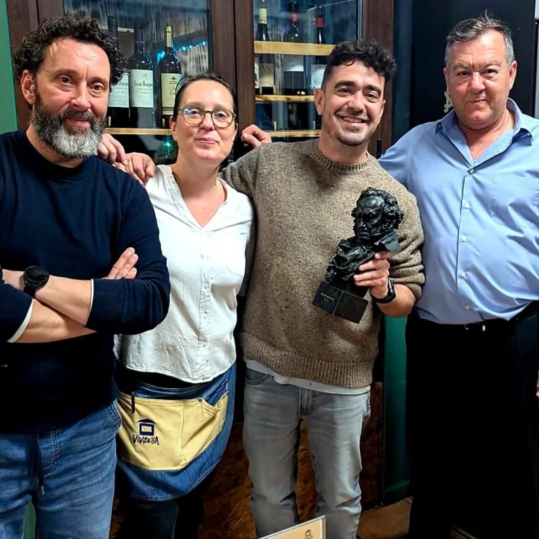 Javier Frutos con el equipo de La Vidabella Gastrotaberna / Redes La Vidabella Gastrotaberna