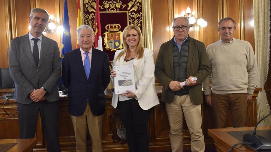José María Gala y Francisco Moreno, en la firma del acuerdo para la gestión del 4C en Cuenca. / CÓRDOBA