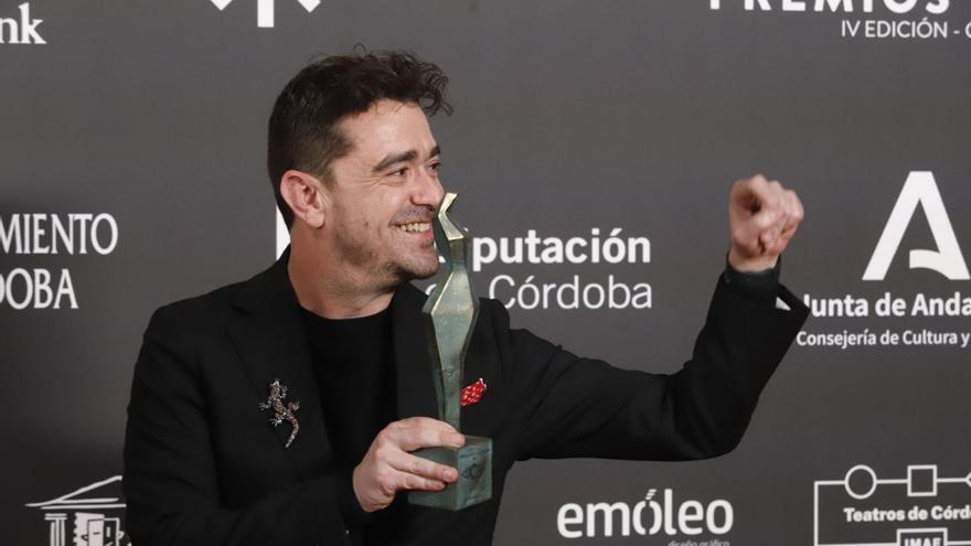 Javi Frutos posa con el Carmen a mejor montaje por ‘Segundo premio’. / A. J. GONZÁLEZ