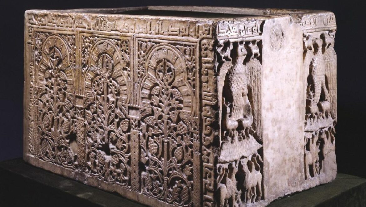 Único resto arqueológico procedente de Madinat Al Zahira que se conserva y que fue hallado en Sevilla. Las alteraciones del terreno halladas gracias a la tecnología Lidar que señalan lo que podría ser Al Zahira, según una investigación.