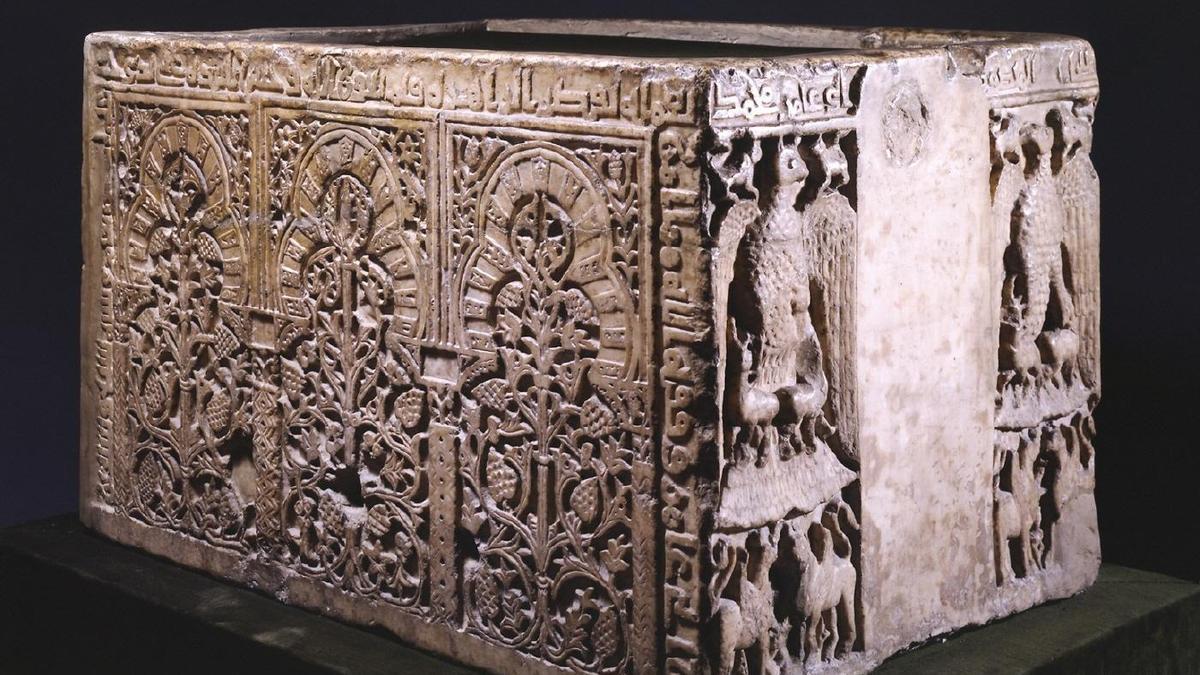 Al-Zahira : Où se Cache la Cité Perdue ? Único resto arqueológico procedente de Madinat Al Zahira que se conserva y que fue hallado en Sevilla. Las alteraciones del terreno halladas gracias a la tecnología Lidar que señalan lo que podría ser Al Zahira, según una investigación.
